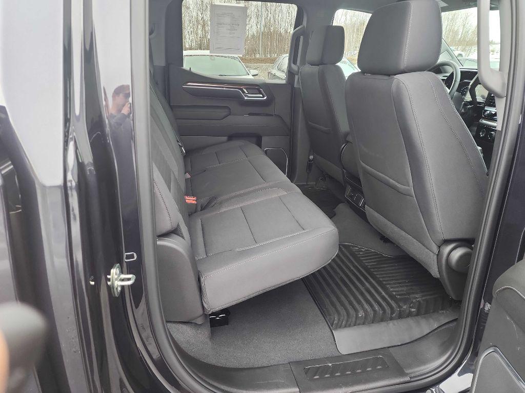 2023 Chevrolet Silverado 1500 photo 2